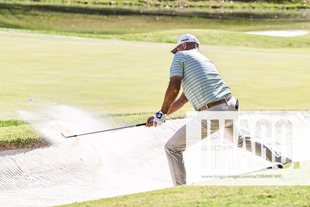 ST. LOUIS , MO - OCTOBER 24: Stewart Cink of the United States hits out of the bunker on the fourth hole during the second round of the PGA, Golf Herren TOUR Champions Stifel Charity Classic on Saturday October 24th, 2026 at Norwood Hills Country Club in St. Louis, MO (Photo by Rick Ulreich Icon Sportswire) GOLF: OCT 24 PGA TOUR Champions Stifel Charity Classic Icon5932236