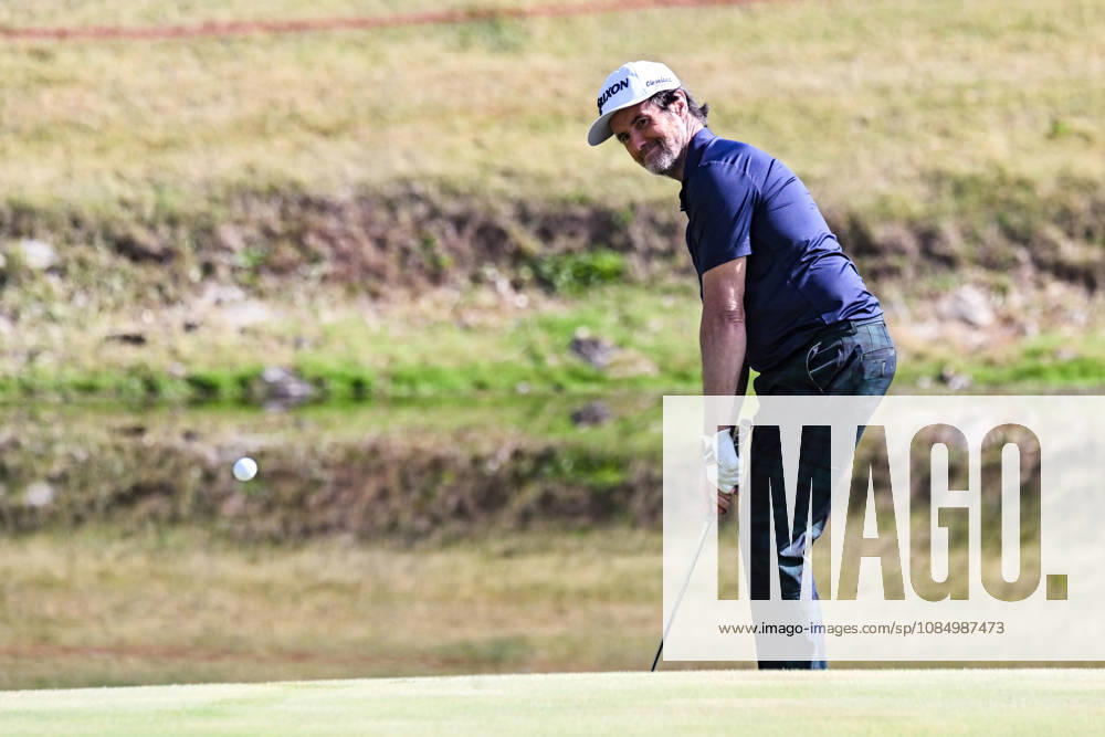 ST. LOUIS , MO - OCTOBER 24: Mark Hensby of Australia chips onto the fourth green during the second round of the PGA, Golf Herren TOUR Champions Stifel Charity Classic on Saturday October 24th, 2026 at Norwood Hills Country Club in St. Louis, MO (Photo by Rick Ulreich Icon Sportswire) GOLF: OCT 24 PGA TOUR Champions Stifel Charity Classic Icon5971241