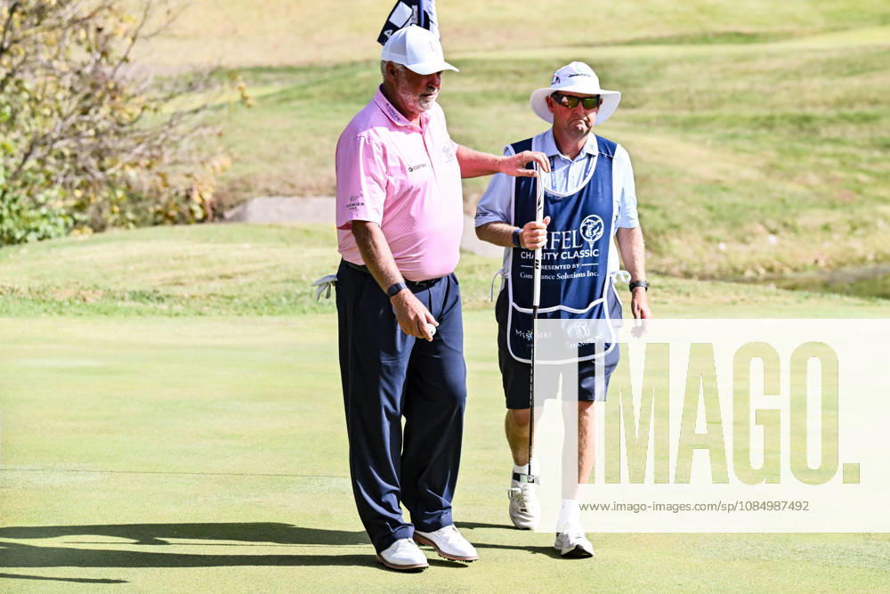 ST. LOUIS , MO - OCTOBER 24: Darren Clarke of the Bahamas hands his putter to Caddie Keith Nolan after getting a birdie on the fourth hole during the second round of the PGA, Golf Herren TOUR Champions Stifel Charity Classic on Saturday October 24th, 2026 at Norwood Hills Country Club in St. Louis, MO (Photo by Rick Ulreich Icon Sportswire) GOLF: OCT 24 PGA TOUR Champions Stifel Charity Classic Icon6014244
