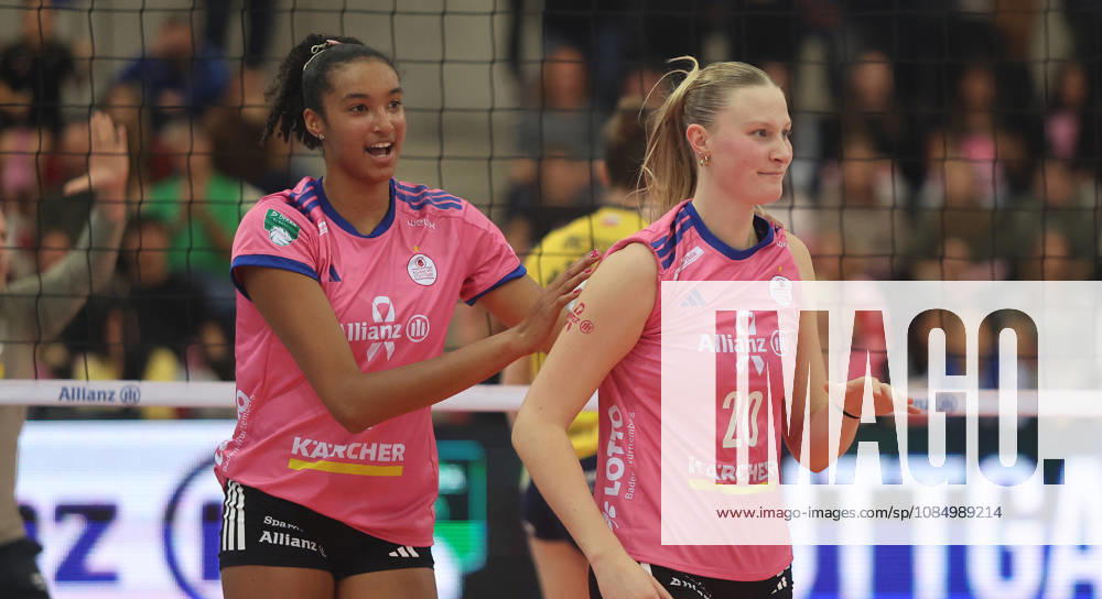 Stuttgart, DEKRA Bundesliga Volleyball: Allianz MTV Stuttgart vs. VfB Suhl LOTTO Thüringen; from left: Leilani Slacanin, Marie Steinhilber, Stgt