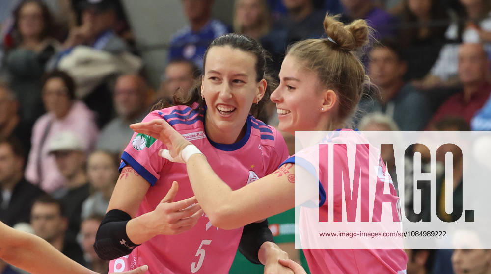 Stuttgart, DEKRA Bundesliga Volleyball: Allianz MTV Stuttgart vs. VfB Suhl LOTTO Thüringen; from left: Lydia Grote, Pia Kästner, Stgt