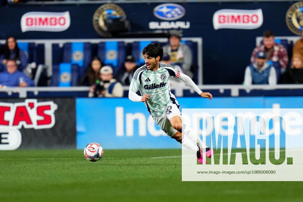 New England Revolution Midfielder Carles Gil (10) controls the ball during the first half of an MLS, Fussball Herren, USA match against the Philadelphia Union at Subaru Park in Chester, Pennsylvania. CSM MLS 2026: Union Vs Revolution OCT 24 - ZUMAc04_ 20261024_zma_c04_242