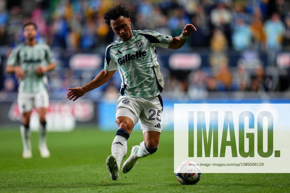 New England Revolution Defender Peyton Miller (25) controls the ball during the first half of an MLS, Fussball Herren, USA match against the Philadelphia Union at Subaru Park in Chester, Pennsylvania. CSM Chester United States of America - ZUMAc04_ 20261024_zma_c04_237