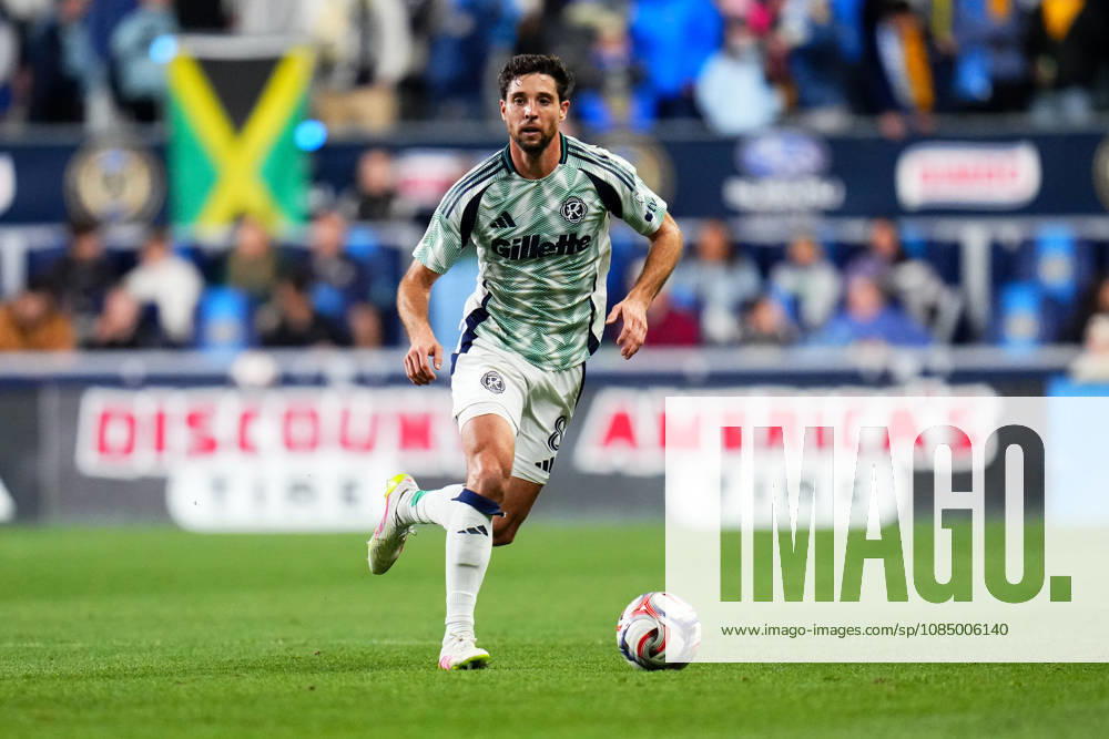 New England Revolution Midfielder Matt Polster (8) controls the ball during the first half of an MLS, Fussball Herren, USA match against the Philadelphia Union at Subaru Park in Chester, Pennsylvania. CSM Chester United States of America - ZUMAc04_ 20261024_zma_c04_244