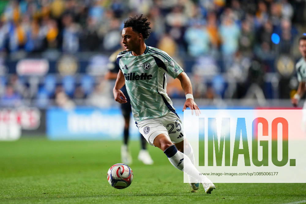New England Revolution Defender Peyton Miller (25) controls the ball during the first half of an MLS, Fussball Herren, USA match against the Philadelphia Union at Subaru Park in Chester, Pennsylvania. CSM Chester United States of America - ZUMAc04_ 20261024_zma_c04_236