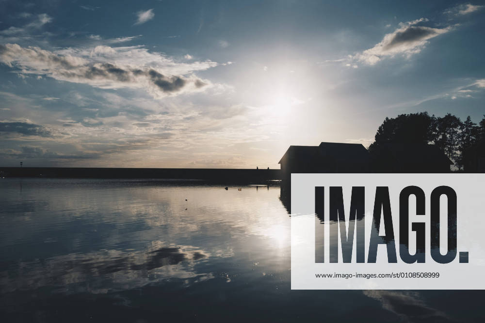 IMAGO Creative, Jahreszeit Sommer, Sommerferien Scenic view of lake with reflection against sky on sunny day