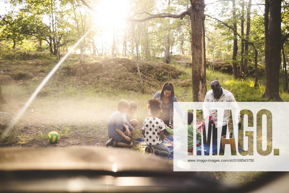 IMAGO Creative: Landleben - Essen Multi-ethnic family enjoying picnic at park , model released
