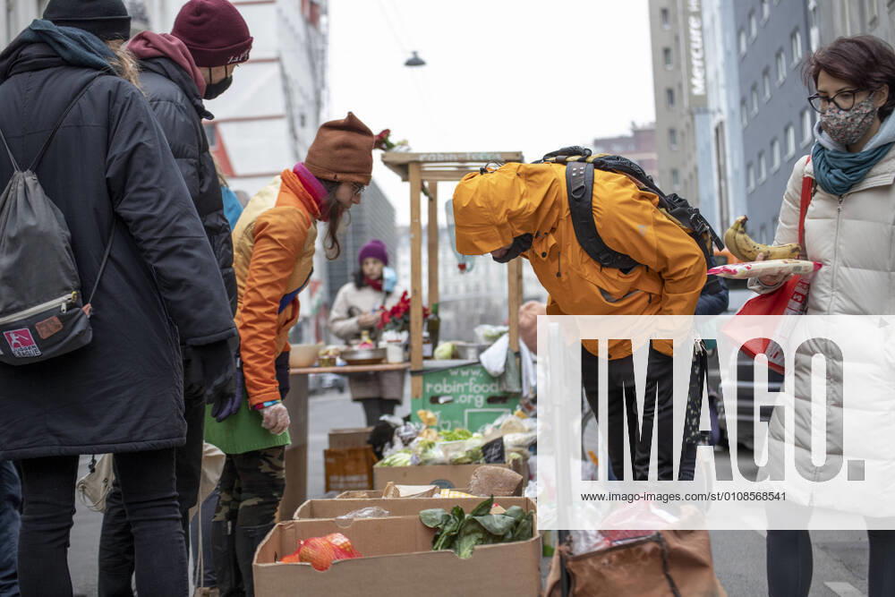 Demonstration Vienna: Together against food waste Im zweiten Wiener Gemeindebezirk fand heute eine Demonstration gegen Lebensmittelverschwendung statt. Mitorganisator war unter Anderem Fridays for Future. Im Bild: TeilnehmerInnen der Demonstration. Wien, Österreich. 18.12.2020