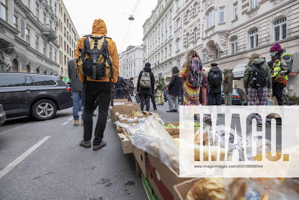 Demonstration Vienna: Together against food waste Im zweiten Wiener Gemeindebezirk fand heute eine Demonstration gegen Lebensmittelverschwendung statt. Mitorganisator war unter Anderem Fridays for Future. Im Bild: TeilnehmerInnen der Demonstration. Wien, Österreich. 18.12.2020