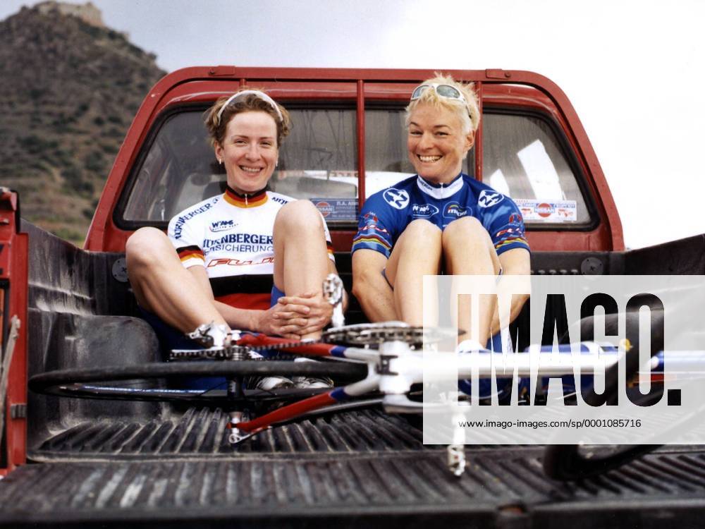 Judith Arndt (li.) mit ihrer Freundin Petra Rossner (beide Deutschland Nürnberger) auf dem Heck eines Pickups Radsport Damen Shooting 2003, Fotoshooting, Fototermin, Straßenradsport, Straße, Rad, Vneg, Gruppe