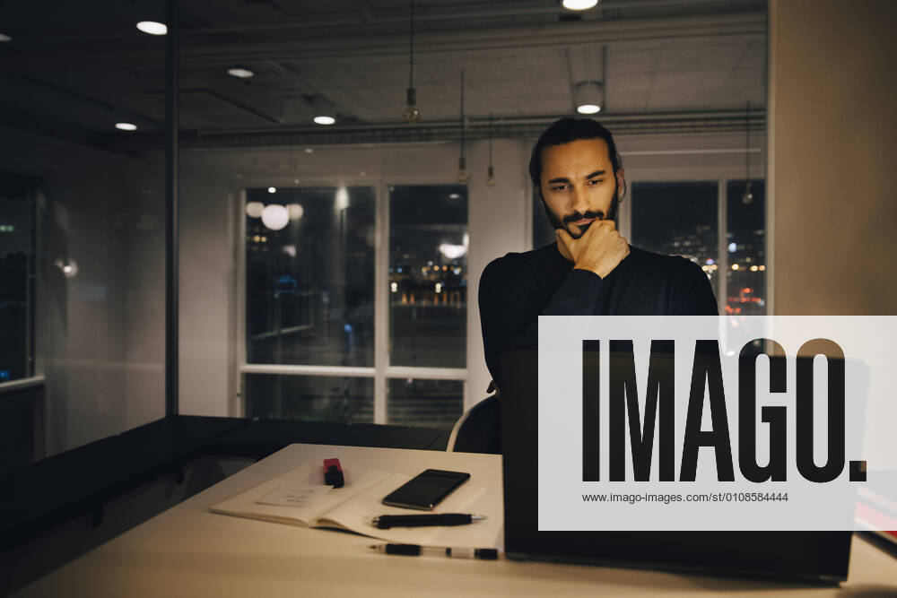IMAGO Creative: Kreative Renaissance -- der junge Entrepreneur Businessman staring at laptop while thinking in office Sweden, Stockholm, model released, property released