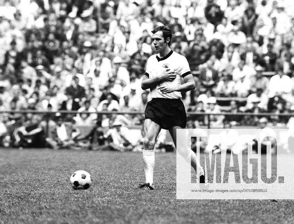 Franz BECKENBAUER (GER) im Spiel Italien vs. Deutschland 4:3, Halbfinale bei der Fussball WM Weltmeisterschaft 1970, 17.06.1970 - Mexico City