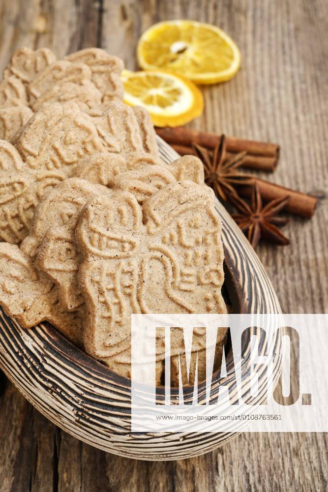 Bowl of speculaas biscuits. Festive dessert BEW1D88CF1C