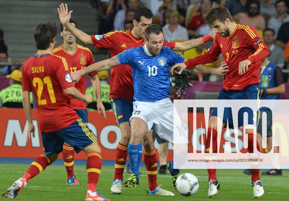 Antonio Cassano (C) of Italy protects the ball during the final match between Italy and Spain at the Euro 2012 football championships in Kiev, Ukraine, July 1, 2012. (Xinhua Li Yong) (jyc) UKRAINE-KIEV-EURO 2012 FOOTBALL CHAMPIONSHIPS-FINAL