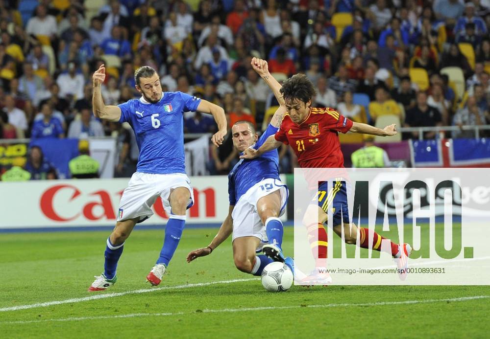 David Silva (R) of Spain vies with Federico Balzaretti (L) of Italy during the final match between Italy and Spain at the Euro 2012 football championships in Kiev, Ukraine, July 1, 2012. (Xinhua Ma Ning) (jyc) UKRAINE-KIEV-EURO 2012 FOOTBALL CHAMPIONSHIPS-FINAL