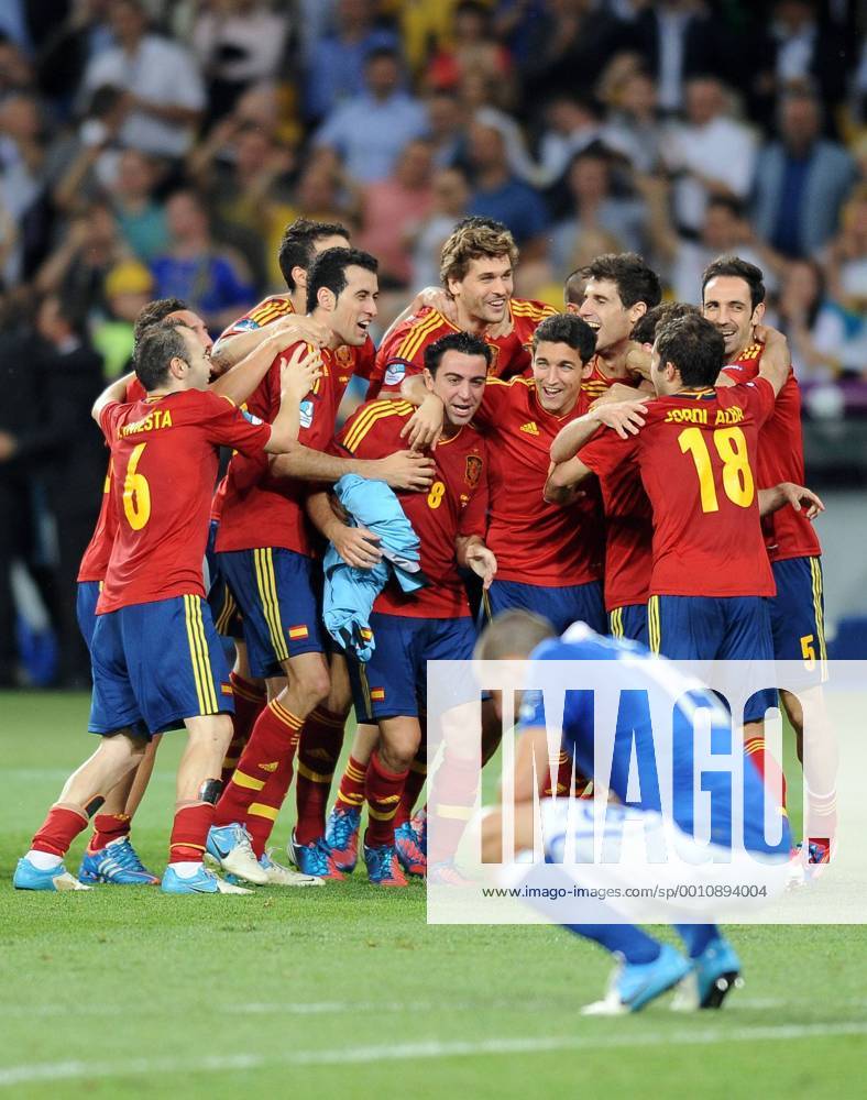 KIEV FOOTBALL EUROPEAN CHAMPIONSHIPS UEFA EURO 2012 FINAL (FINAL GAME) (SPAIN VS. ITALY) N Z IKER CASILLAS XAVI HERNANDEZ ANDRES INIESTA CESC FABREGAS 20120701LUK127