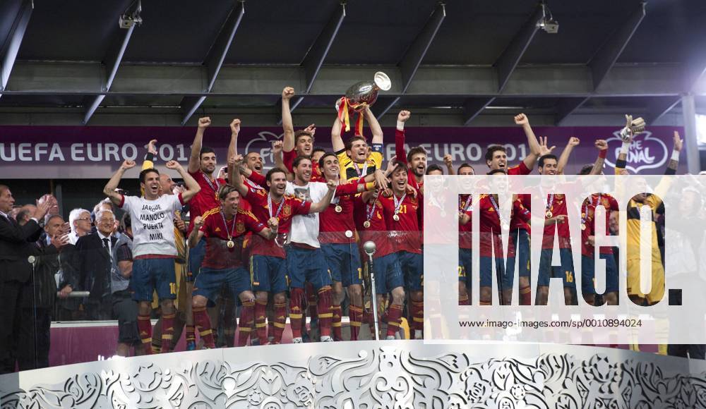 Die spanische Mannschaft mit Kapitän Torwart Iker CASILLAS feiert den EM Titel. UEFA Fussball Europameisterschaft 2012, Finale: Spanien - Italien in Kiew, Ukraine am 01.07.2012,
