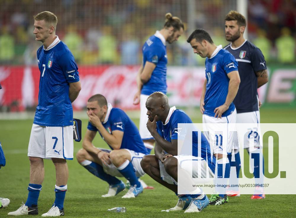 Enttäuschung Italien; Ignazio ABATE (ITA), Leonardo BONUCCI (ITA), Mario BALOTELLI (ITA), Antonio DI NATALE (ITA), Antonio NOCERINO (ITA) UEFA Fussball Europameisterschaft 2012, Finale: Spanien - Italien in Kiew, Ukraine am 01.07.2012,