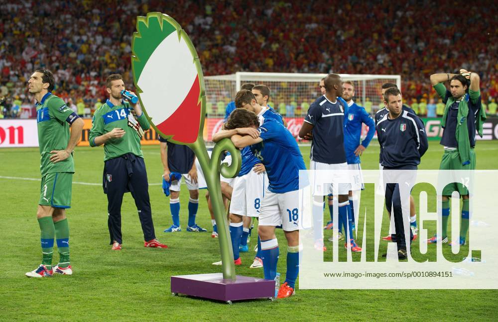 Fussball Kiew 01.07.2012 Europameisterschaften Finale Spanien (ESP) - Italien (ITA) 4:0 Spanien ist Europameister niedergeschlagene Italiener Riccardo Montolivo (Italien, No.18) Gianluigi Buffon (Italien, TW, No.01) li.