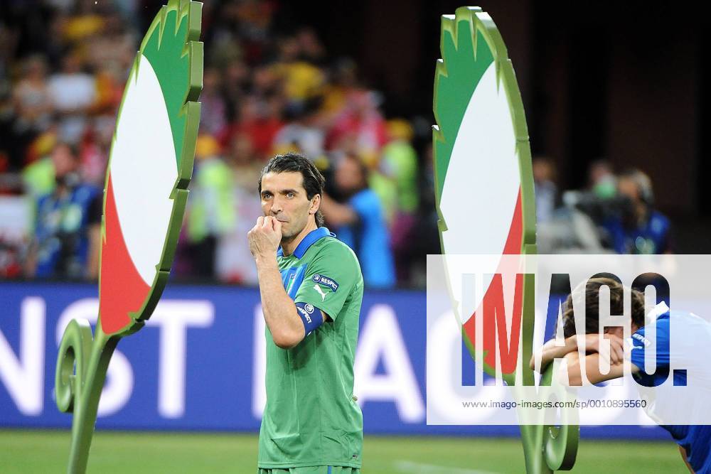 Fußball EURO 2012 Spanien - Italien am 01.07.2012 im Olympia-Stadion in Kiew Gianluigi Buffon ( Italien ), links und Riccardo Montolivo ( Italien ), rechts enttäuscht