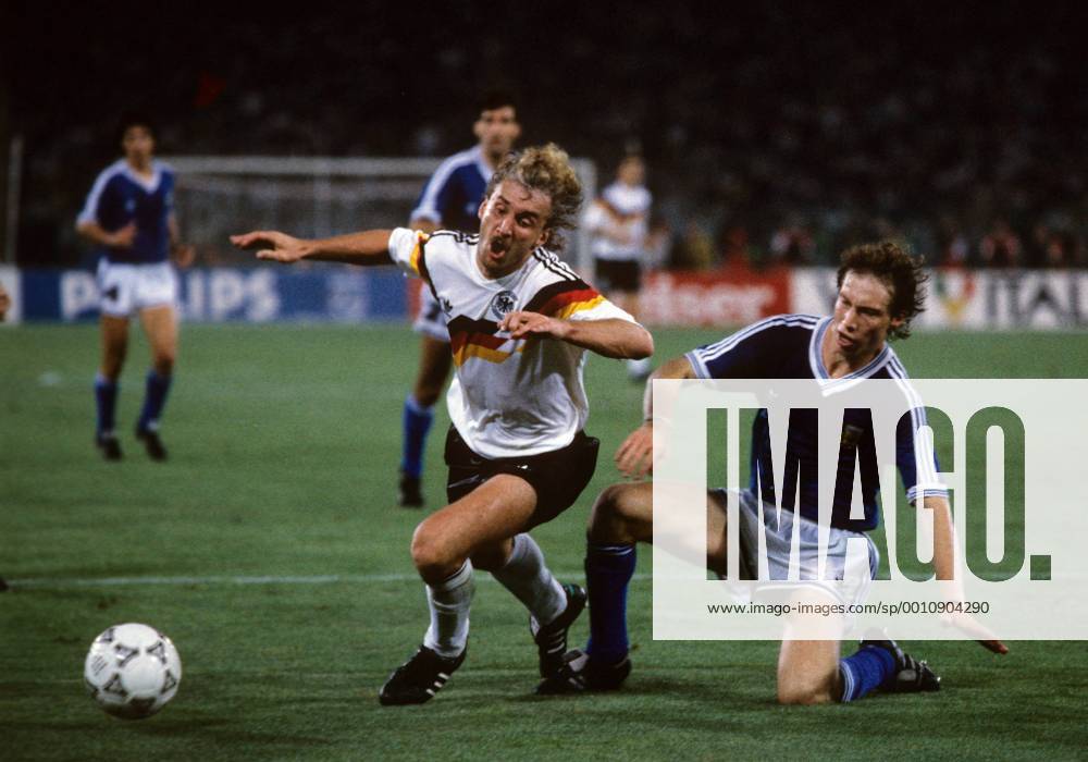 WM Finale 1990 - BR Deutschland - Argentinien 1:0 - Rudi Völler (BRD, li.) gegen Roberto Sensini (ARG)