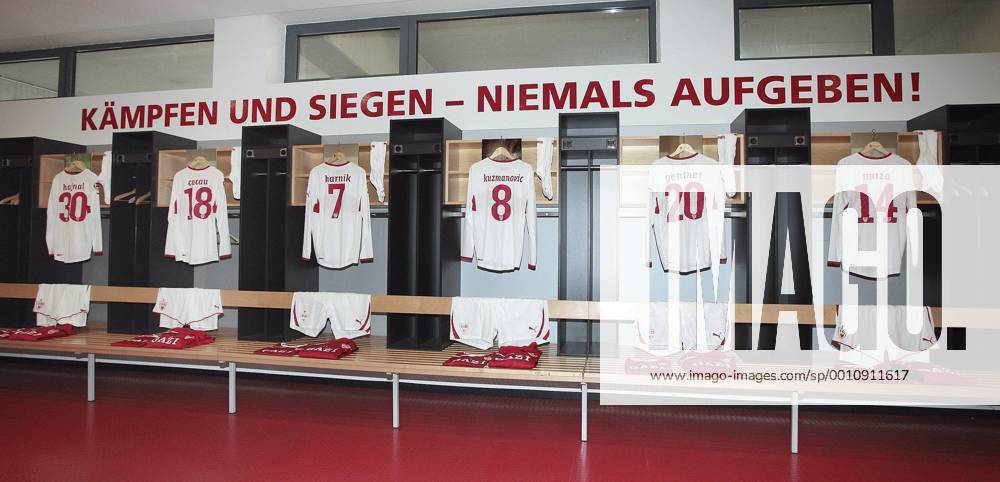 Fußball, Stadiongeschichte VfB Stuttgart 04.07.2012, Stuttgart, Fußball 1. Bundesliga Saison 2012 - 2013 VfB Stuttgart Legenden Tour durch die Mercedes-Benz Arena: VfB Mannschafts Kabine