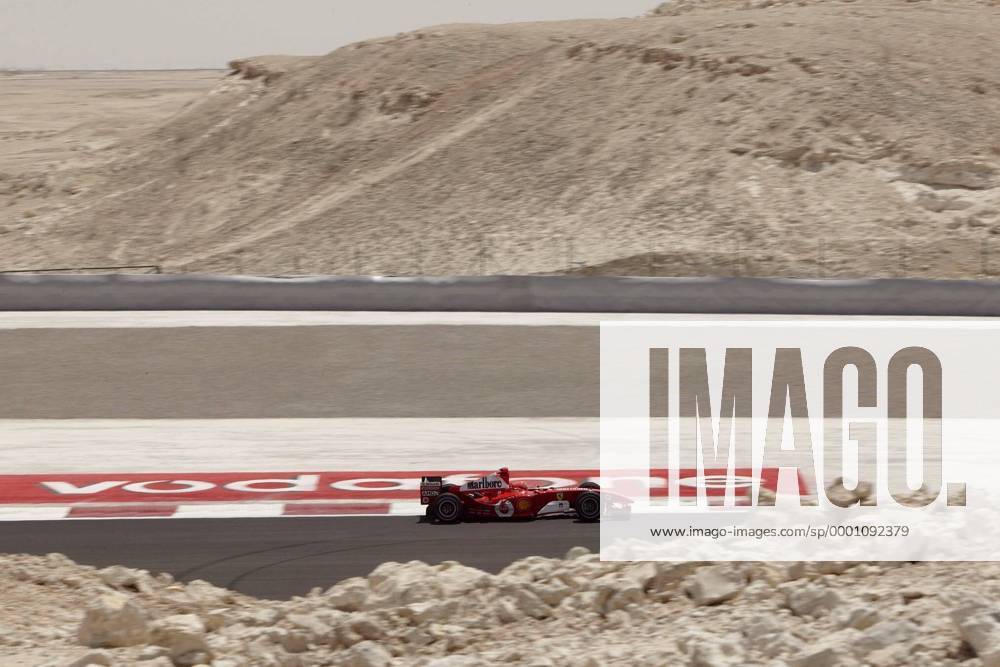 Michael Schumacher (Deutschland Ferrari) fährt in seinem Boliden durch die Wüste, fast Motorsport Grand Prix Herren Großer Preis von Bahrain 2004, Formel 1 Weltmeisterschaft, F1, F, GP, WM, Freies Training, Vdig Totale Bahrain Racing Circuit Manama