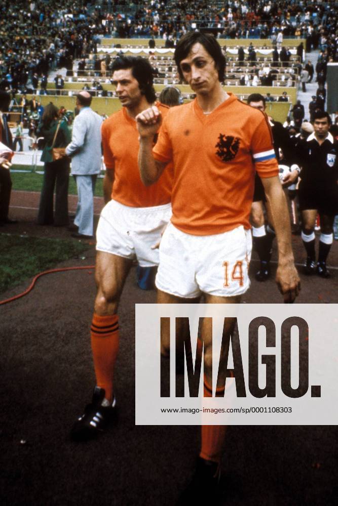 Johan Cruyff (re.) und Wim Suurbier (beide Niederlande) betreten nach der Halbzeitpause wieder den Stadioninnenraum Fußball Länderspiel Herren DEUTSCHSPRACHIGE SPORTZEITSCHRIFTEN UND -ZEITUNGEN NUR NACH RÜCKSPRACHE, Weltmeisterschaft 1974 Gruppe Länderspiel, Finale, Endspiel München