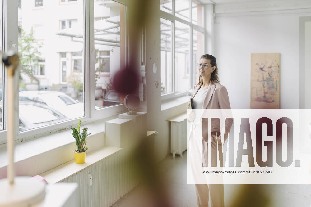 Businesswoman standing in office model released Symbolfoto property released GUSF04996