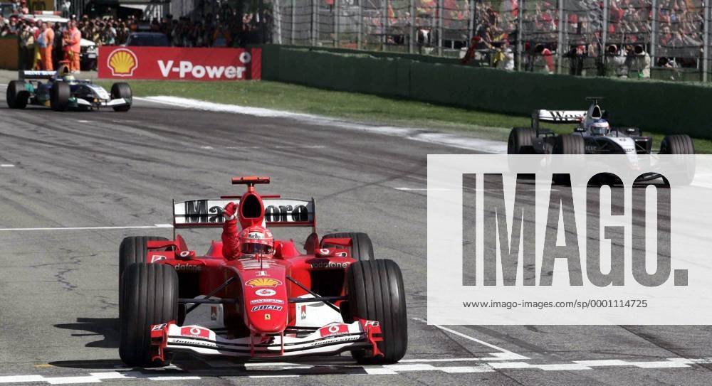 Michael Schumacher (Deutschland Ferrari) bejubelt seinen Sieg - VERÖFFENTLICHUNGSRECHTE NUR FÜR DEUTSCHE MEDIEN Motorsport Grand Prix Herren Großer Preis von San Marino 2004, Formel 1 Weltmeisterschaft, F1, F, GP, WM Gruppe Imola Begeisterung, Freude,