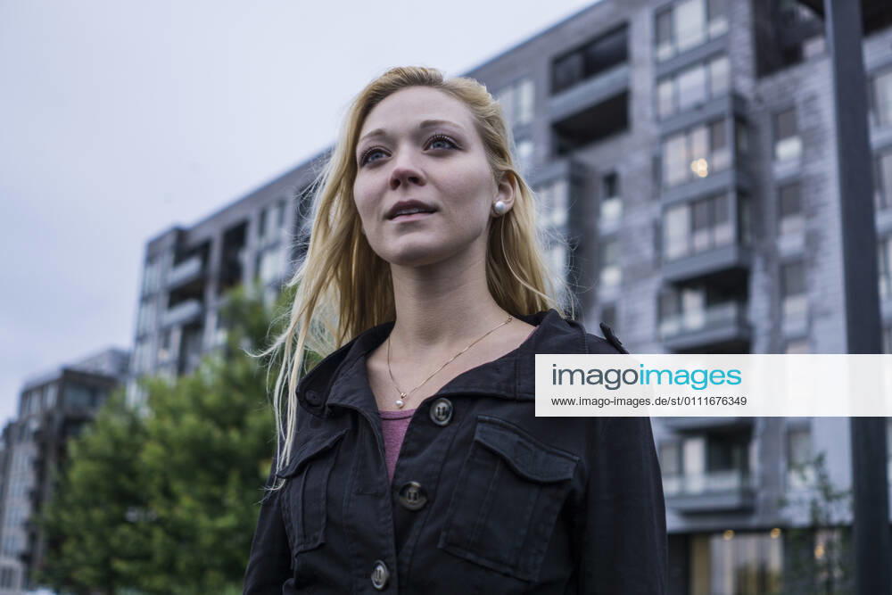 IMAGO Creative: Ende des Sommers Female urbanite walking on street with condo building behind Montreal, QC, Canada CR_CHPH210119B-613086-01 ,model released, Symbolfoto