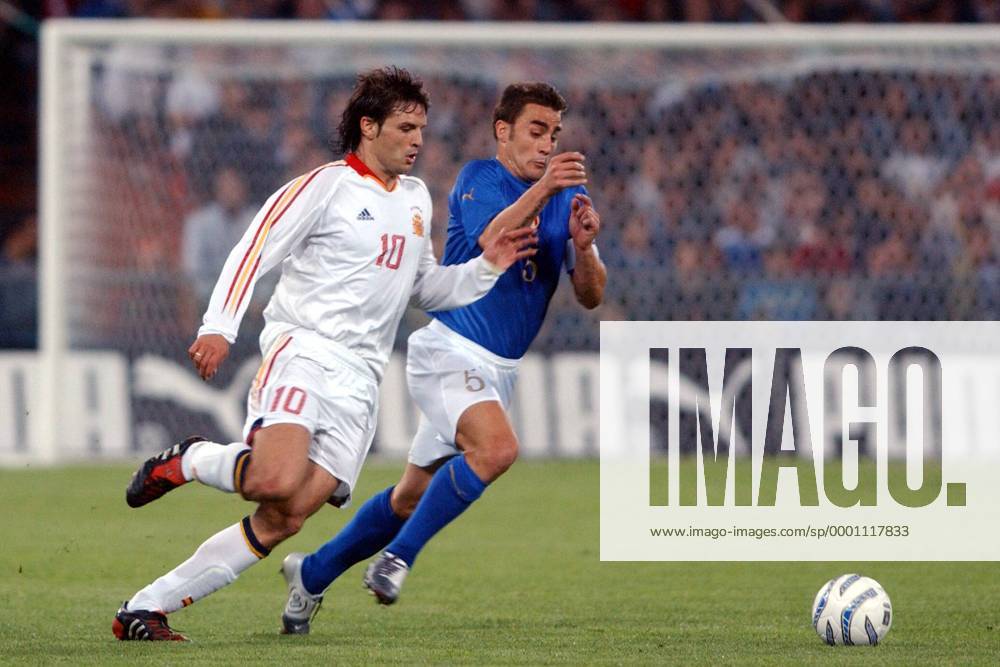 Fernando Morientes (li., Spanien) gegen Fabio Cannavaro (Italien) Fußball Länderspiel Herren Freundschaftsspiel 2004, Länderspiel, Test, Testspiel, Nationalmannschaft, Nationalteam, Vdig Gruppe Genua Dynamik,