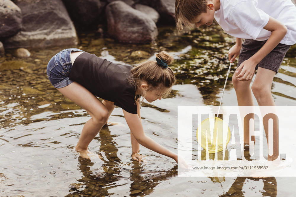 IMAGO Creative, Jahreszeit Sommer, Sommerferien IMAGO Creative: Klimawandel - Umwelterziehung Brother and sister fishing in sea during vacation Sweden, Gothenburg, model released