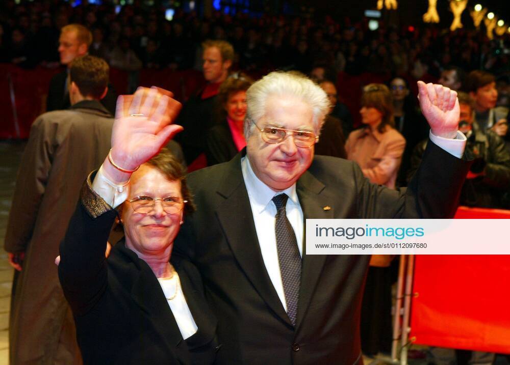 Berlinale Copyright IMAGO Herrmann 05 02 2004 Moritz de Hadeln with wife Erika Theme Berlinale opening film Cold Mountain Red carpet at the premiere