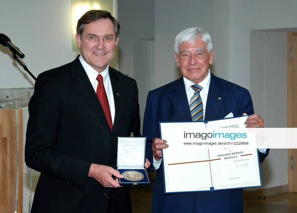Verleihung der Manfred Woerner Medaille Verleihung der Manfred Woerner Medaille an den Hohen Repraesentanten der Vereinten Nationen und Sonderbeauftragten der Europaeischen Union fuer Bosnien und Herzegowina Dr. phil. Dr. h.c. Christian Schwarz-Schilling durch Bundesverteidigungsminister Dr. Franz Josef Jung in Berlin am 12.06.2006. Mit : V.l.: Bundesverteidigungsminister Dr. Franz Josef Jung mit Dr. phil. Dr. h.c. Christian Schwarz-Schilling Foto : politikundpartys.de Mathias Krohn