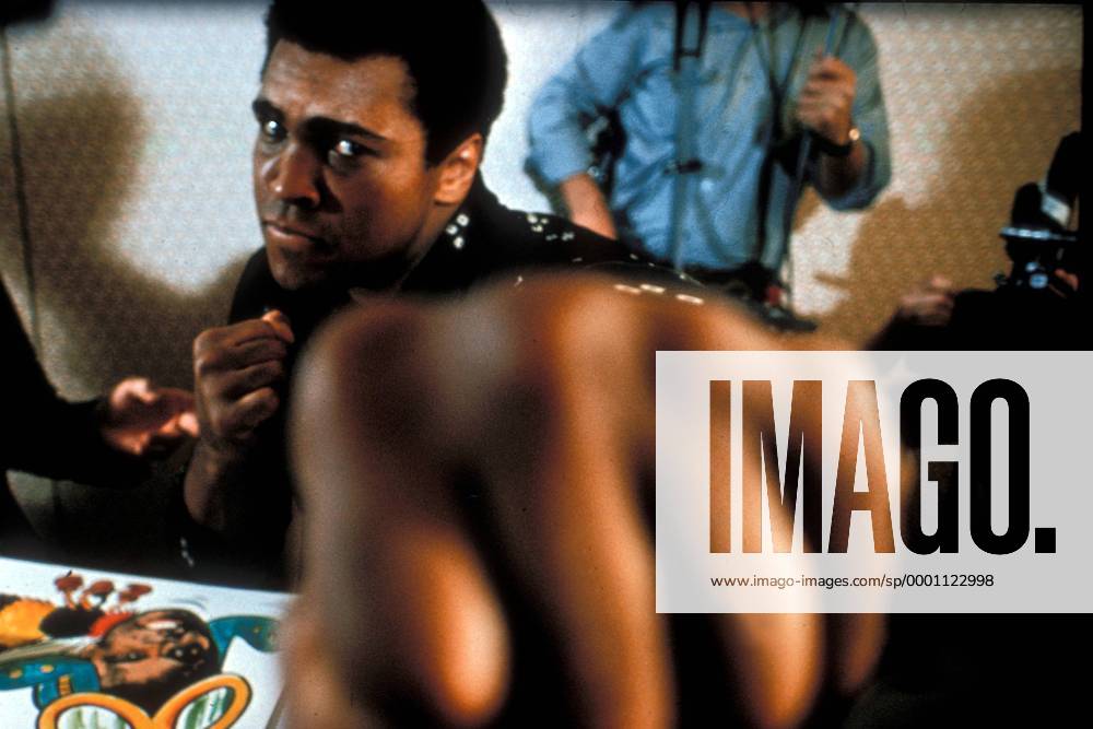 Muhammad Ali (USA) gibt sich kampfbereit Boxen Herren Boxsport 1975, Profiboxen, Schwergewicht, Vdia Einzelbild