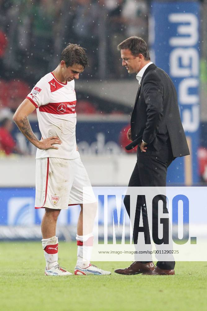 Fredi Bobic, rechts, versucht Martin HARNIK (VfB Stuttgart) aufzumuntern VfB Stuttgart - VfL Wolfsburg, 1.Bundesliga