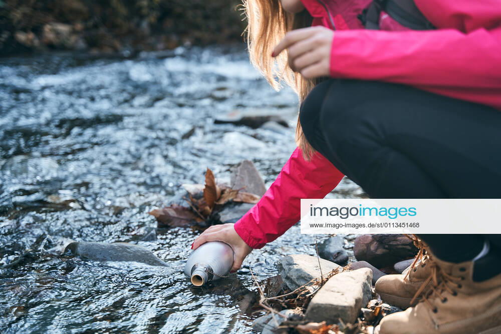 IMAGO Creative: Klimawandel - Nachhaltiges Reisen Hiker woman taking water in river after hiking. girl enjoying outdoors summer trekking vacation. Salamanca, CL, Spain CR_OSPE210218-648930-01 ,model released, Symbolfoto