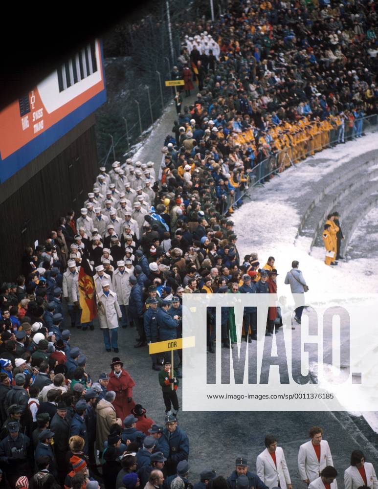 Eröffnungsfeier der olympischen Winterspiele 1976 in Innsbruck - Fahnenträger Meinhard Nehmer (Deutsche Demokratische Republik) führt das Team der DDR an