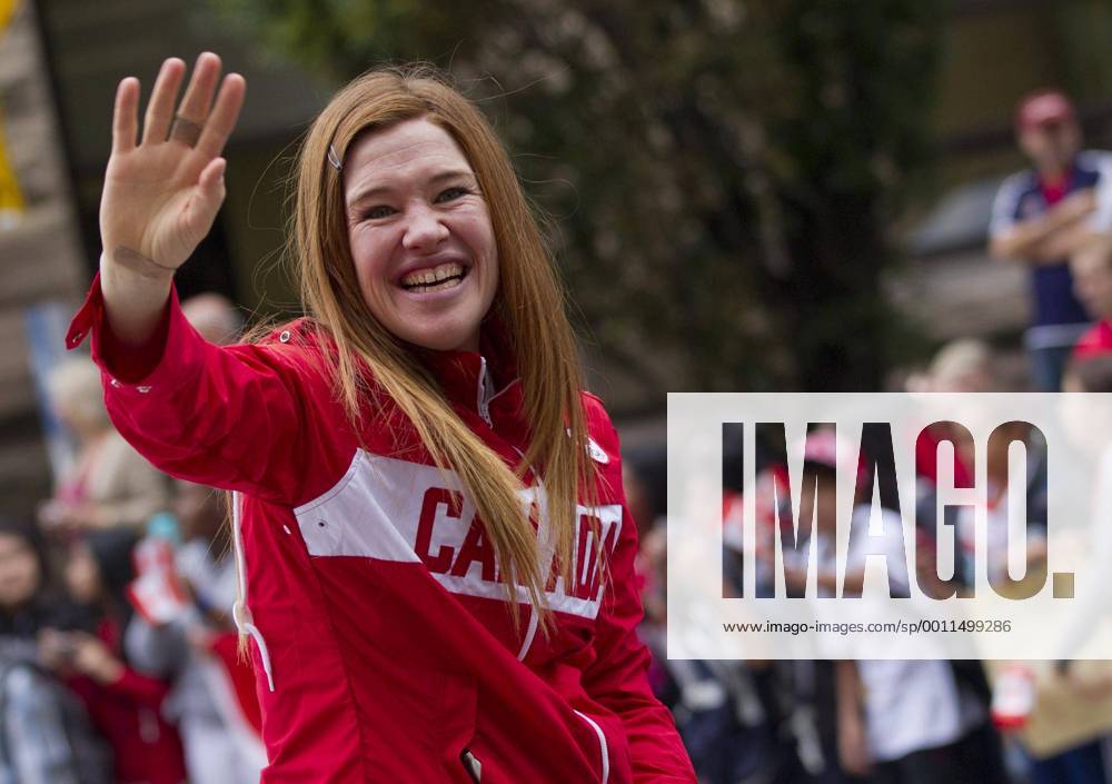 TORONTO, Sept. 21, 2012 - Canada s Clara Hughes waves to fans during the Olympic Heroes Parade in Toronto, Canada, Sept. 21, 2012. About 200 Olympians and Paralympians of Canada attended the parade. (Xinhua Zou Zheng) CANADA-TORONTO-OLYMPIC HEROES PARADE