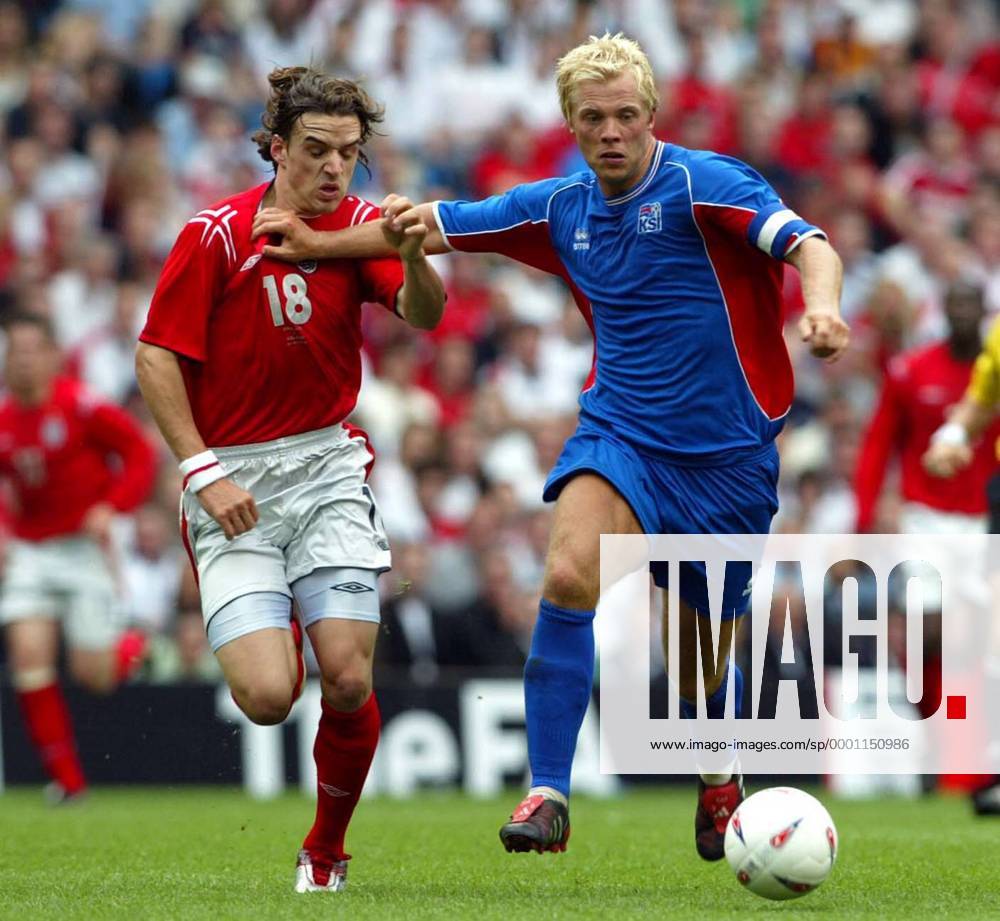 Eidur Gudjohnsen (Island, re.) gegen Owen Hargreaves (England) Fußball Länderspiel Herren Länderspiel 2004, Nationalmannschaft, Nationalteam, Nationaltrikot, Testspiel, Freundschaftsspiel Gruppe Manchester Dynamik, Kampf,