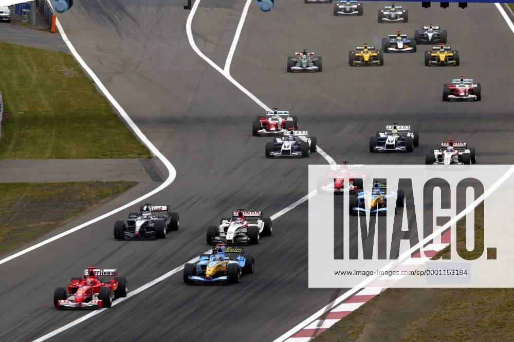 Start zum GP von Europa auf dem Nürburgring 2004: Michael Schumacher (Deutschland Ferrari) führt das Feld vor Jarno Trulli (Italien Renault), Takuma Sato (Japan BAR-Honda) und Kimi Räikkönen (Finnland McLaren-Mercedes) an Motorsport Grand Prix Herren Großer Preis von Europa 2004, Formel 1 Weltmeisterschaft, F1, F, GP, WM Totale Nürburgring Nürburg