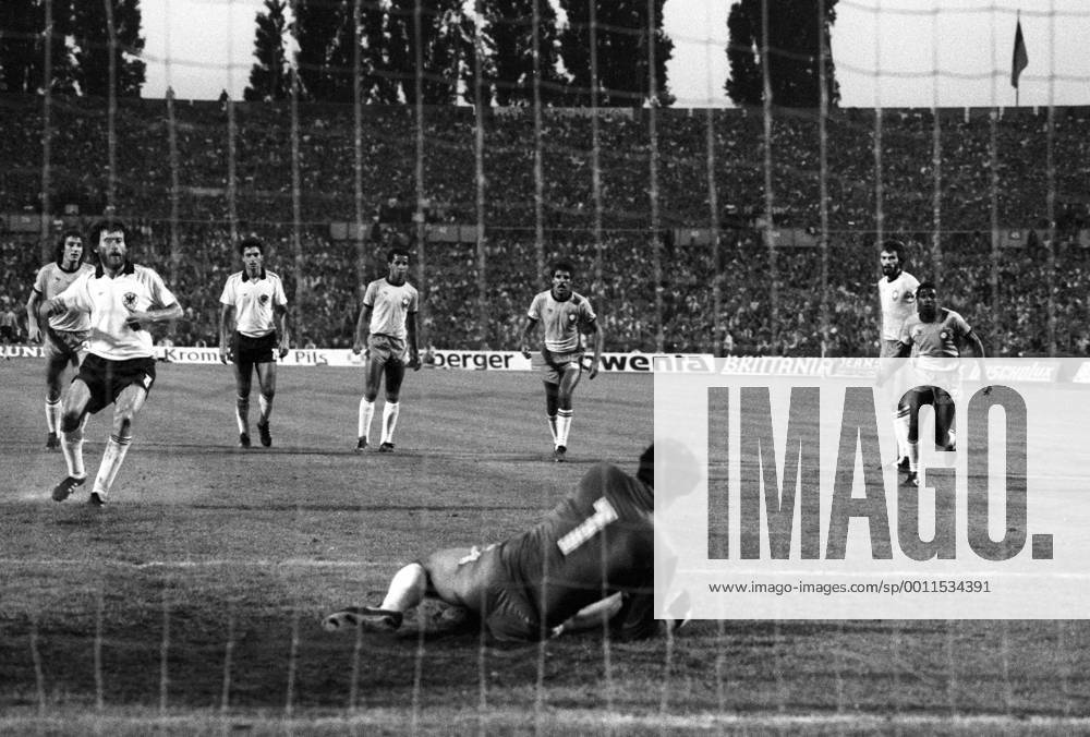 BR Deutschland - Brasilien 1:2 - Paul Breitner (BRD) verschiesst einen Elfmeter gegen Torwart Valdir Peres (Brasilien), dahinter v.li.: Oscar, (Brasilien), Hansi Müller (BRD), Luisinho, Toninho Cerezo und Socrates (alle Brasilien)