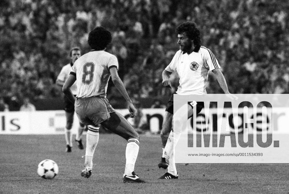 BR Deutschland - Brasilien 1:2 - Paul Breitner (BRD, re.) gegen Socrates (Brasilien)