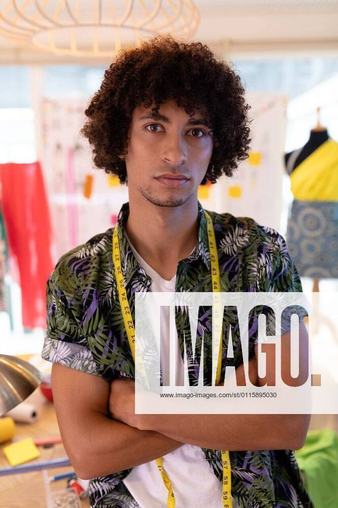 IMAGO Creative: Kreative Renaissance -- der junge Entrepreneur Male fashion designer sitting with arms crossed in design studio Portrait of handsome young mixed race male fashion designer sitting with arms crossed in design studio. This is a casual creative start-up business office for a diverse team, model released, , property released, Cape Town, South Africa, 17.03.2019, 1266728.jpg, gen z, generation z, fashion designer, designer, dressmakers, tailor, measuring tape, professional, creative, design, expertise, fashion industry, textile, business, local, start up business, start up, entrepreneur, small business, beginning, local business, artisan, maker, individuality, craft, skill, retail, table, mannequin, casual clothing, curly hair, sitting, looking, smiling, content, arms crossed, hands folded,
