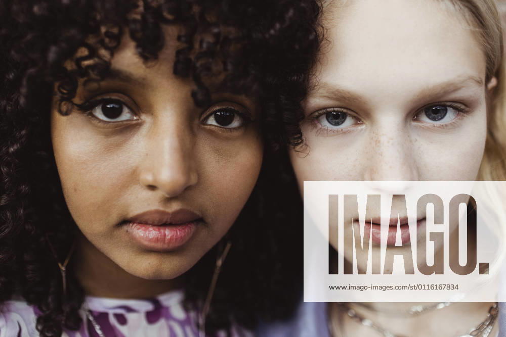 IMAGO Creative: Gesellschaft, Integration Portrait of female friends outdoors Sweden,Stockholm, model released