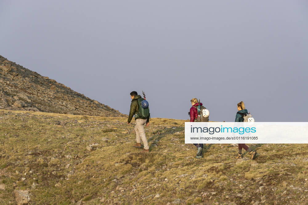 IMAGO Creative: Klimawandel - Nachhaltiges Reisen Male and female friends hiking together on mountain during vacation Crestone, CO, United States CR_BRHU210328-687325-01 ,model released, Symbolfoto