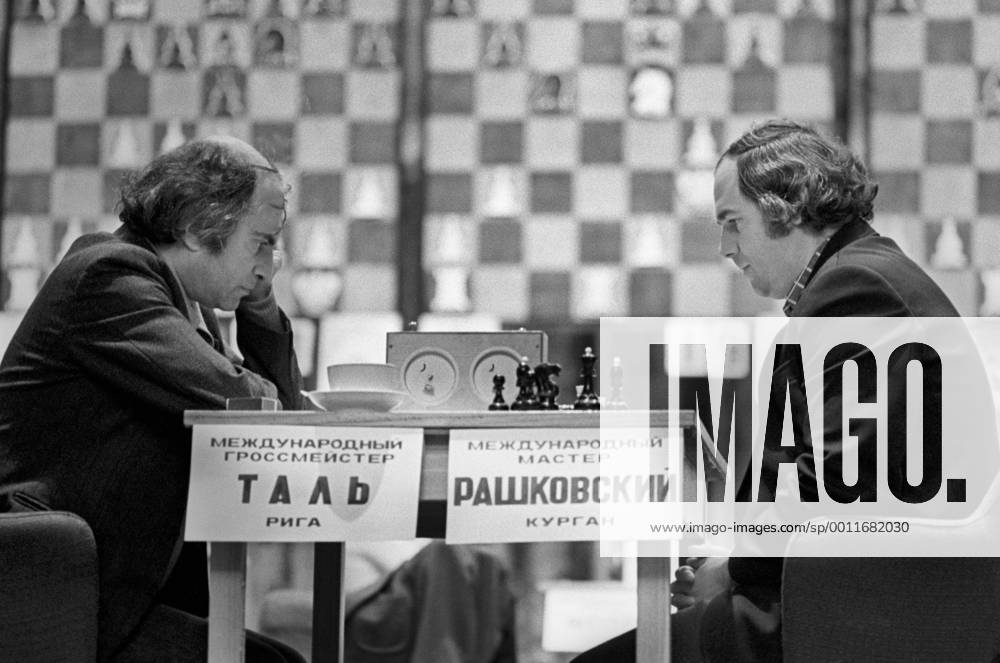 Minsk. Belarus SSR. 47th Soviet chess championship. Match between Grand Master Mikhail Tal and Grand Master Naum Rashkovsky. TASS_1400680