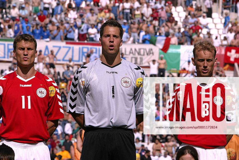 Nationalhymne Dänemark v.li.: Ebbe Sand, Torwart Thomas Sörensen und Rene Henriksen - VERÖFFENTLICHUNGSRECHTE NUR FÜR DEUTSCHE MEDIEN Fußball EM Herren Euro 2004, Europameisterschaft, Länderspiel, Nationalmannschaft, Nationalteam, Gruppe C, Vdig Gruppe Guimaraes