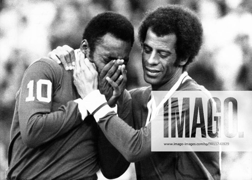 Pele wird während seines Abschiedsspiel von Carlos Alberto (Cosmos New York) getröstet